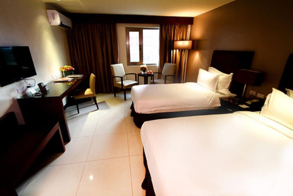 Mandarin Plaza Hotel Cebu Exterior photo